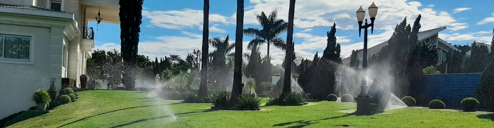 Jardim residencial com irrigação acionada