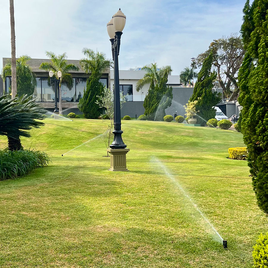 Jardim residencial com irrigação em área verde